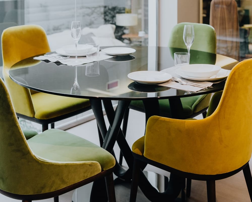 Столы и стулья для гостиной 